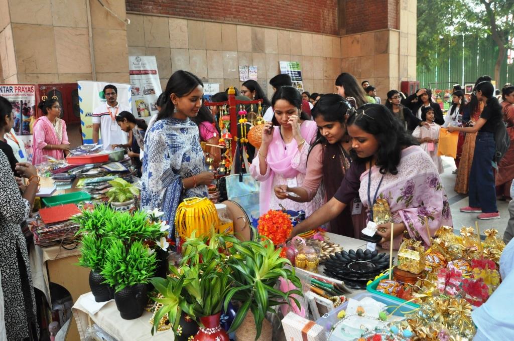 एमिटी विश्वविद्यालय में दिव्यांगो द्वारा तैयार किये गये उत्पादों का लगा दिवाली मेला